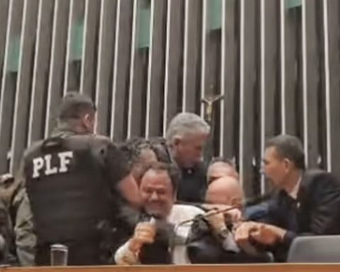 Entities condemn withdrawal of the press in the Chamber