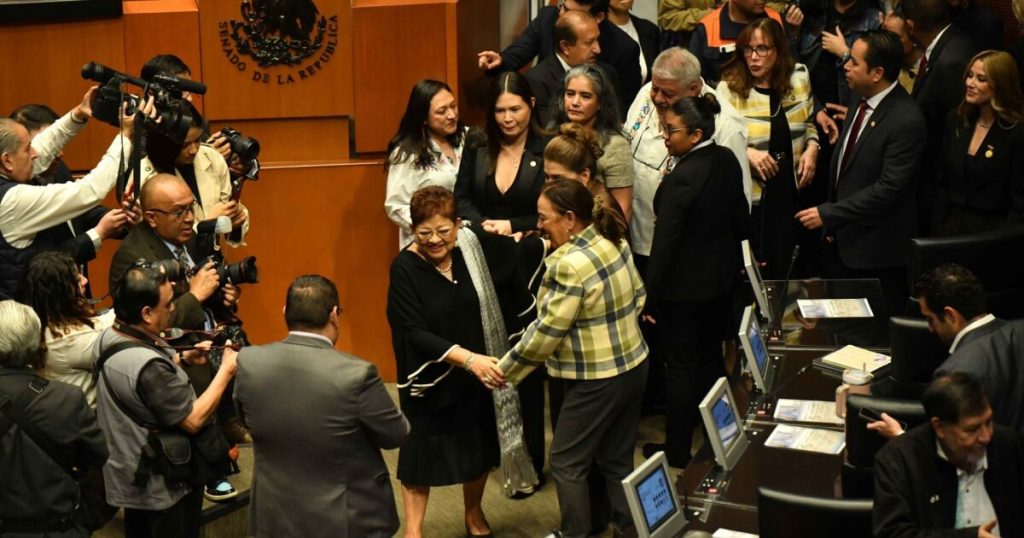 Ernestina Godoy, Maribel Bojórquez and Luz María Zarza appear in the Senate