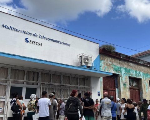 Etecsa restarts the sale of mobile lines and generates long lines in Havana