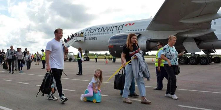 Turistas arribando a Cuba