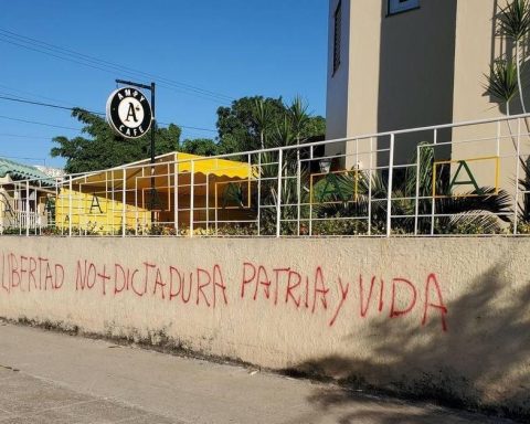 Even the official press is critical of the Cuban Government for its "opacity"