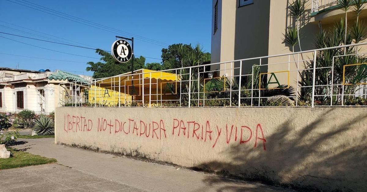 Even the official press is critical of the Cuban Government for its "opacity"