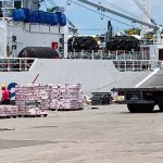 Descarga de alimentos provenientes de EE.UU. en un puerto de la Isla