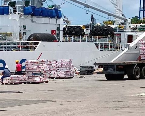 Descarga de alimentos provenientes de EE.UU. en un puerto de la Isla
