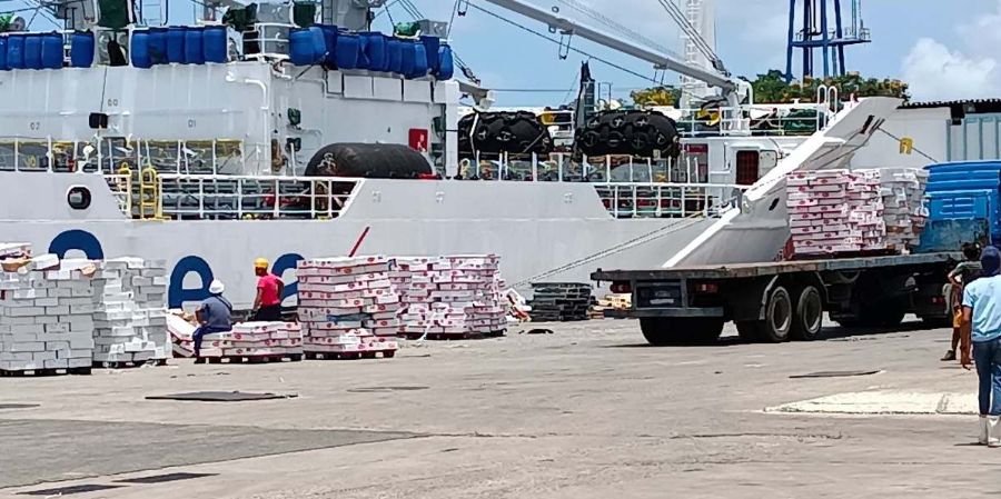 Descarga de alimentos provenientes de EE.UU. en un puerto de la Isla