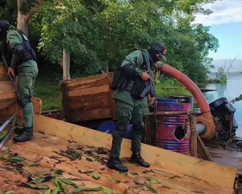 Fanb destroys five vessels used for illegal mining in Bolívar