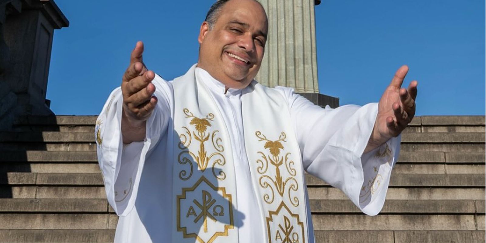 Father Omar, rector of the Cristo Redentor Sanctuary, performs in Lagoa