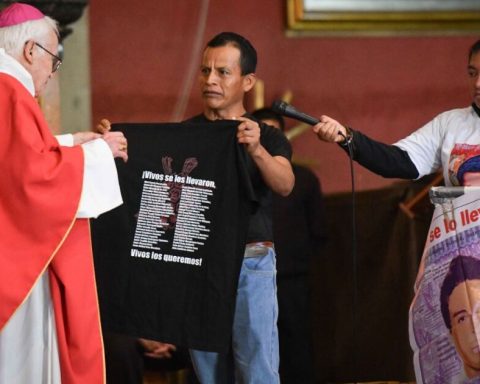 Fathers and mothers of the 43 of Ayotzinapa spend another Christmas season without answers