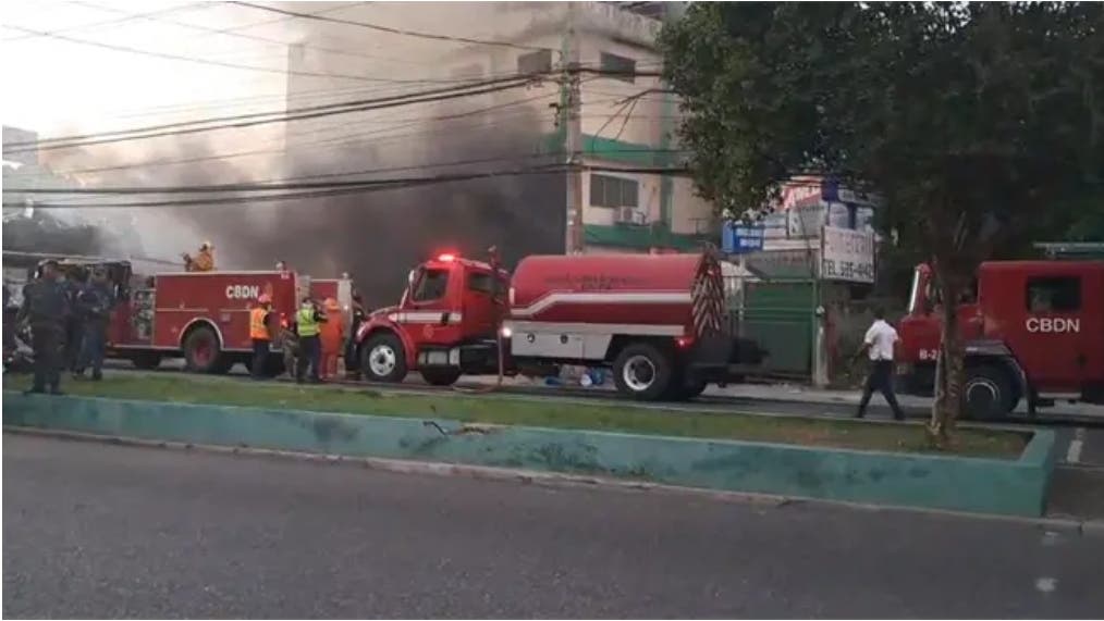 Se incendia Ferretería San Miguel en la avenida Independencia