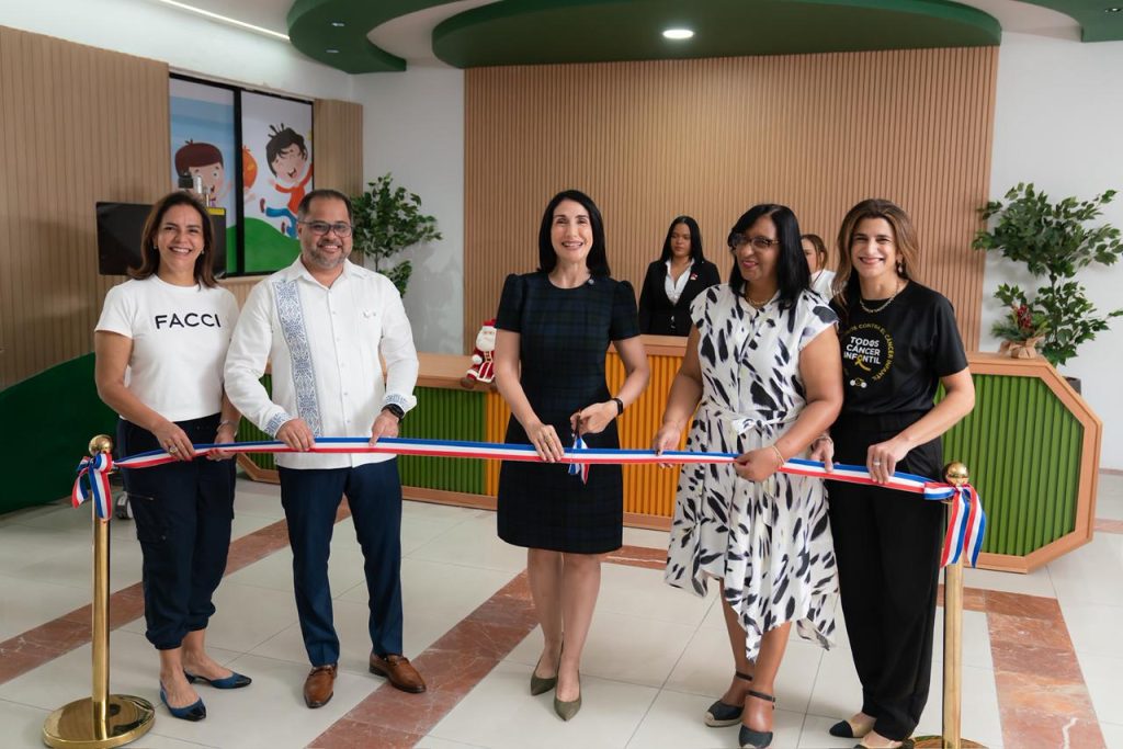 First lady delivers endoscopic tower and new elevator to Robert Reid Cabral Hospital