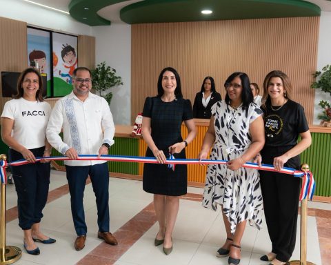 First lady delivers endoscopic tower and new elevator to Robert Reid Cabral Hospital