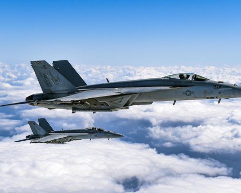 Five American fighter planes fly over near Maiquetía