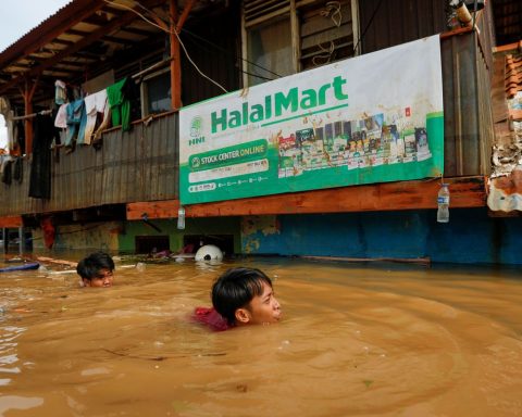 Flood deaths on Sumatra Island exceed 900