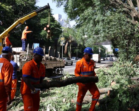 For two days without electricity, residents of São Paulo adapt and protest