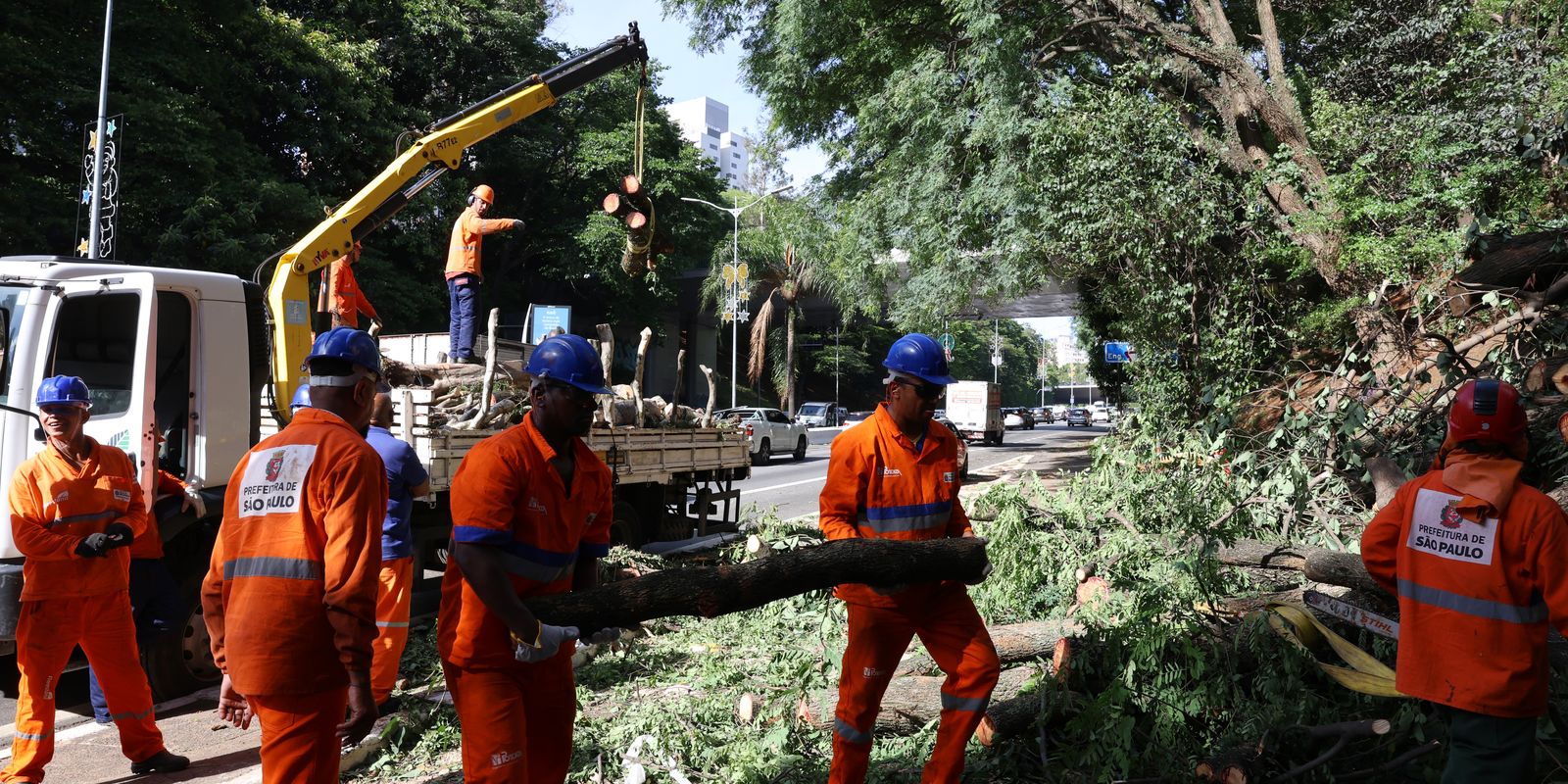 For two days without electricity, residents of São Paulo adapt and protest