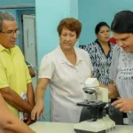 Mario Pérez Márquez (con pulóver amarillo) en 2017. Justo a su derecha, la exministra de Educación Ena Elsa Velázquez Cobiella y, a la derecha de esta, en primer plano, la entonces secretaria del PCC en La Habana, Mercedes López Acea