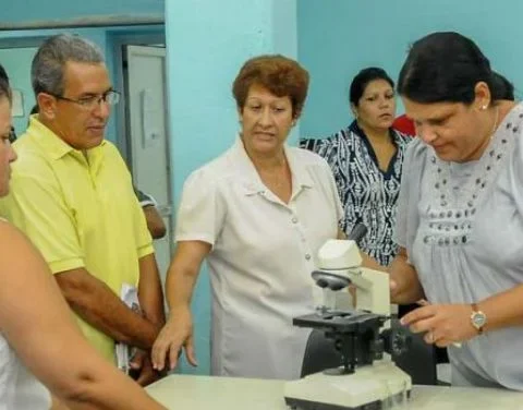 Mario Pérez Márquez (con pulóver amarillo) en 2017. Justo a su derecha, la exministra de Educación Ena Elsa Velázquez Cobiella y, a la derecha de esta, en primer plano, la entonces secretaria del PCC en La Habana, Mercedes López Acea