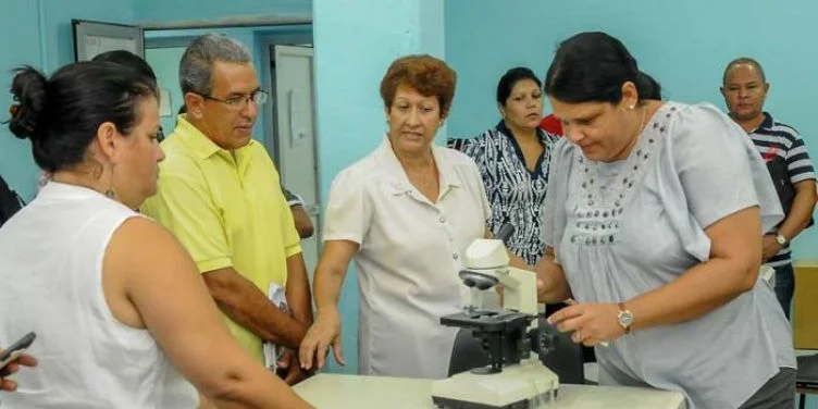 Mario Pérez Márquez (con pulóver amarillo) en 2017. Justo a su derecha, la exministra de Educación Ena Elsa Velázquez Cobiella y, a la derecha de esta, en primer plano, la entonces secretaria del PCC en La Habana, Mercedes López Acea