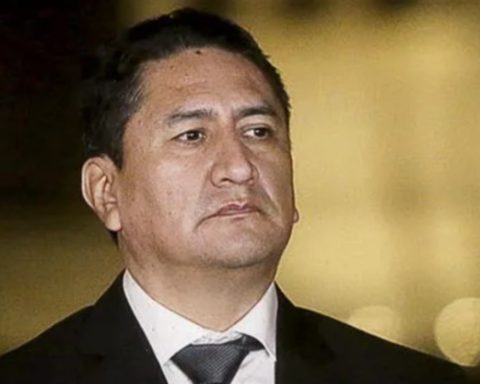 Fugitive Vladimir Cerrón registers as a presidential candidate for Peru Libre