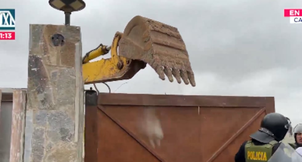 Gates and walls are removed from Zamir Villaverde's condominium in Cañete following an order from the Constitutional Court