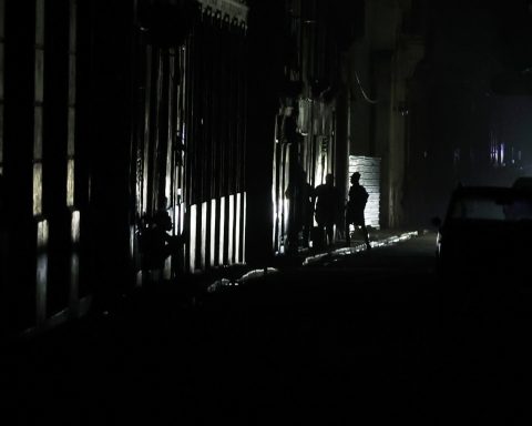 General blackout in western Cuba due to a new partial failure of the Electrical System