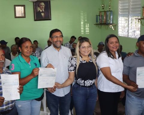 Algunos de los productores que recibieron sus cheques.