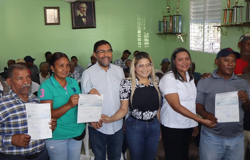 Algunos de los productores que recibieron sus cheques.
