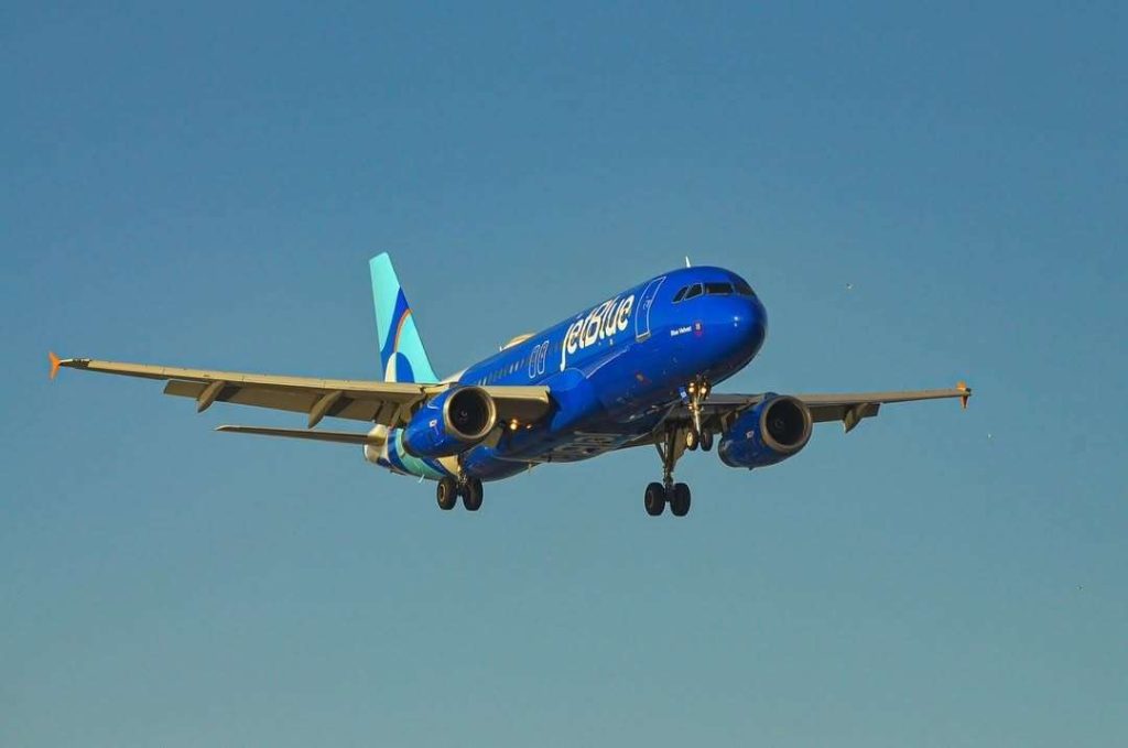 Gringo military plane almost collides with a JetBlue one in Curacao