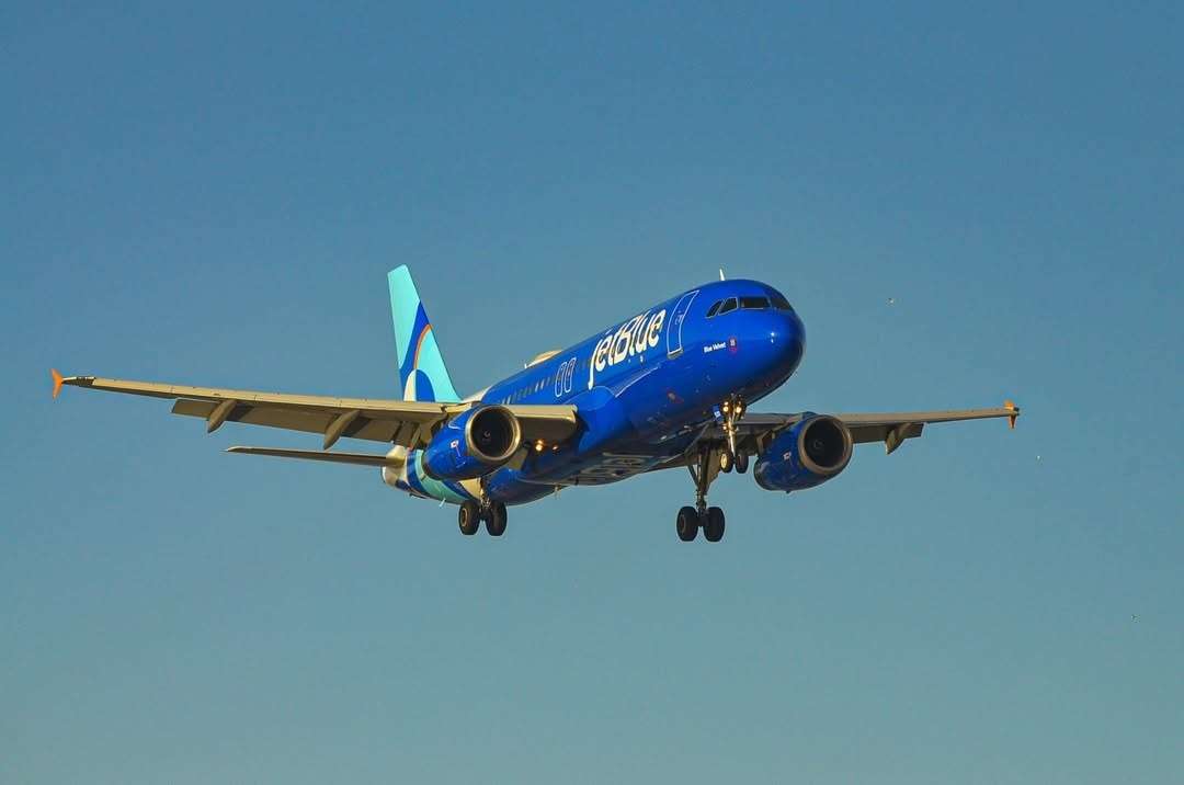 Gringo military plane almost collides with a JetBlue one in Curacao