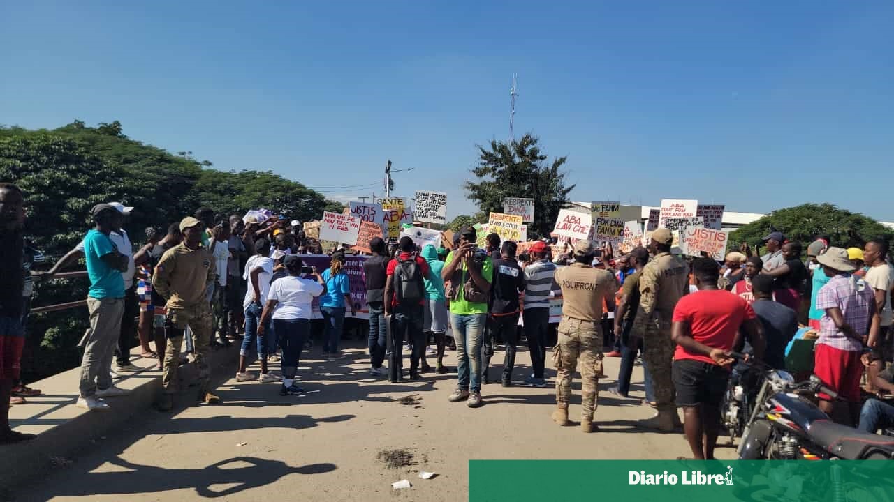 Haitians mobilize at the border due to the death of Stephora