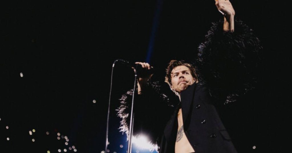 Harry Styles dedicates an emotional song to his fans at the closing of the Love On Tour in Italy