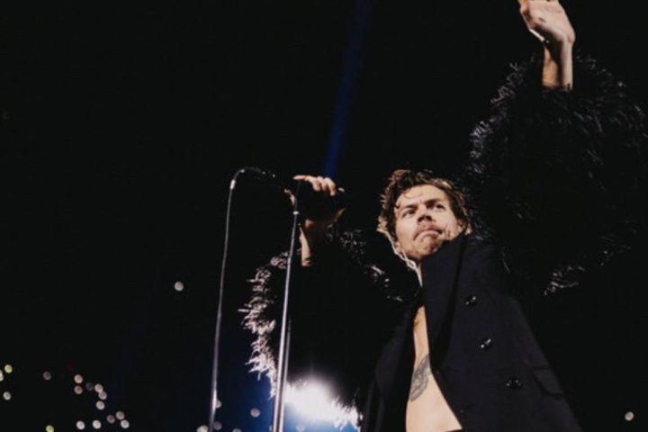 Harry Styles dedicates an emotional song to his fans at the closing of the Love On Tour in Italy