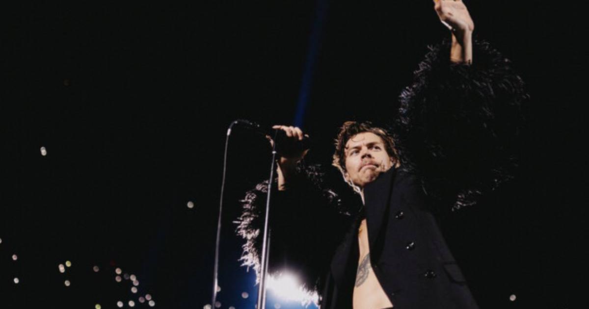 Harry Styles dedicates an emotional song to his fans at the closing of the Love On Tour in Italy