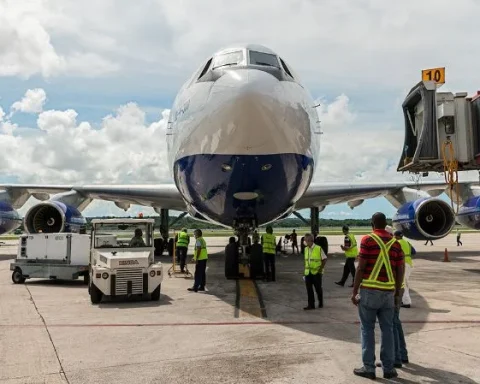 Un avión en el Aeropuerto Internacional "José Martí" de La Habana