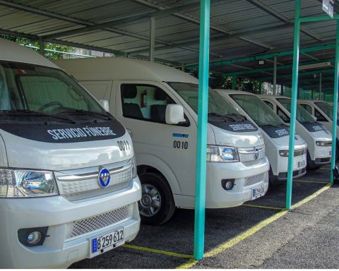 Hearse cars reinforce in Havana a service with growing complaints throughout the country