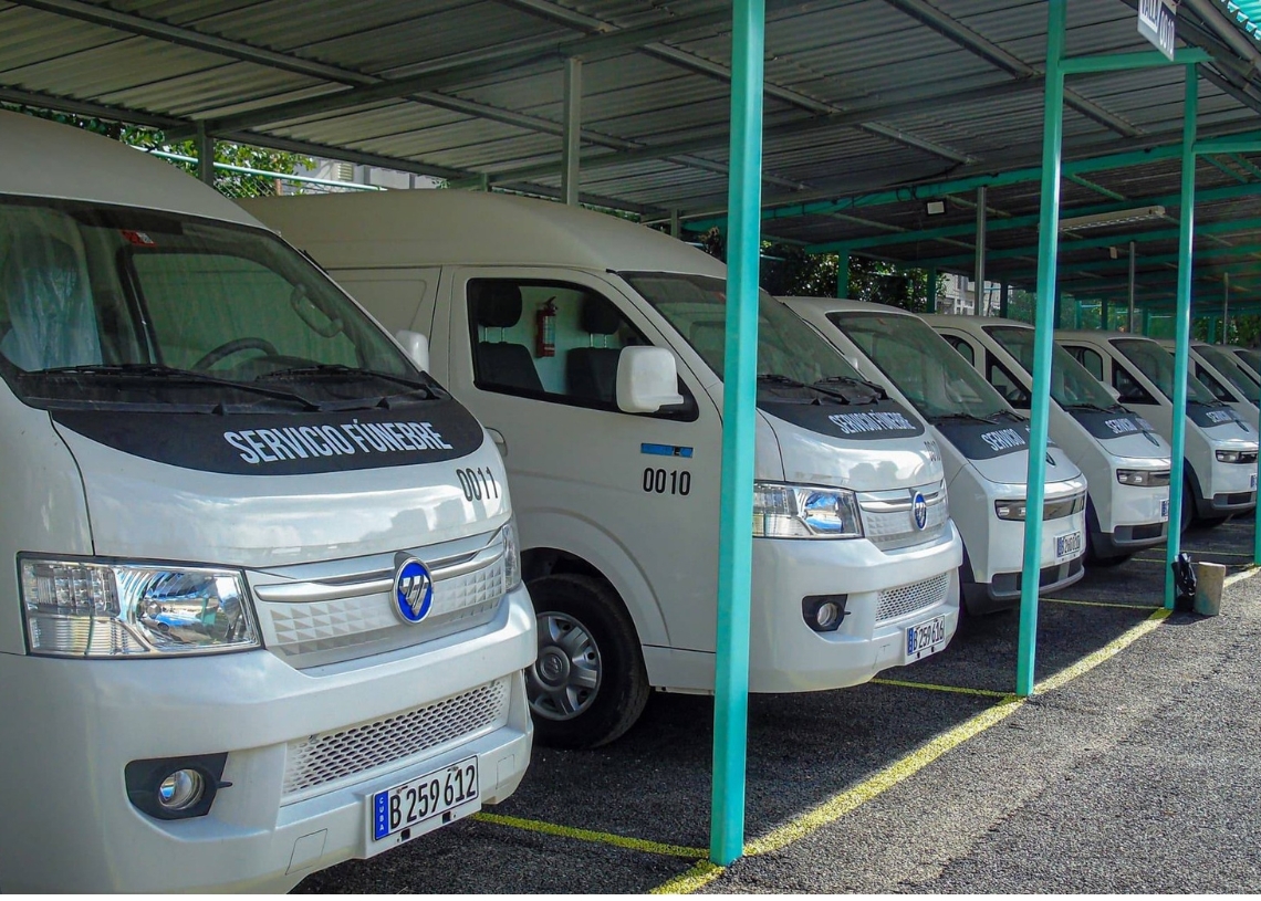 Hearse cars reinforce in Havana a service with growing complaints throughout the country
