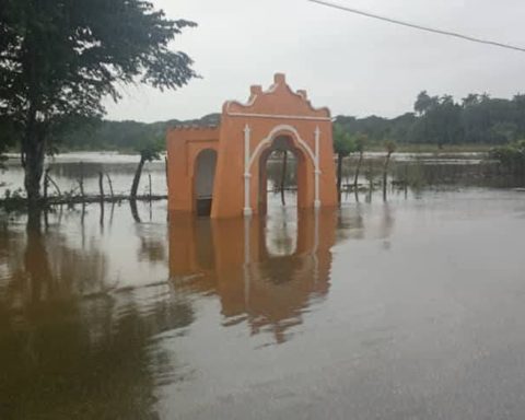 Heavy rains continue to affect northern Cuba due to the influence of a cold front and an anticyclone