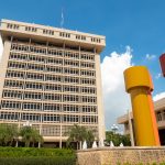Héctor Valdez Albizu and bank presidents review the economy