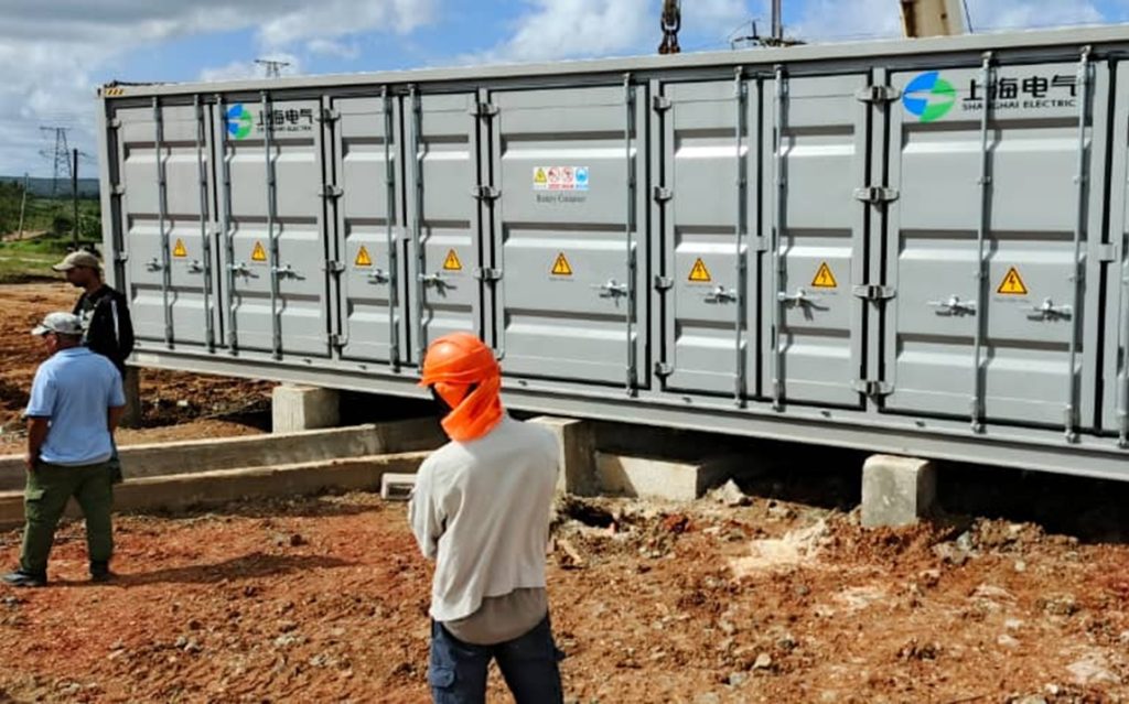 Holguín begins the installation of batteries to back up the solar panels