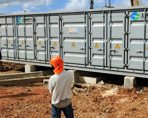 Holguín begins the installation of batteries to back up the solar panels