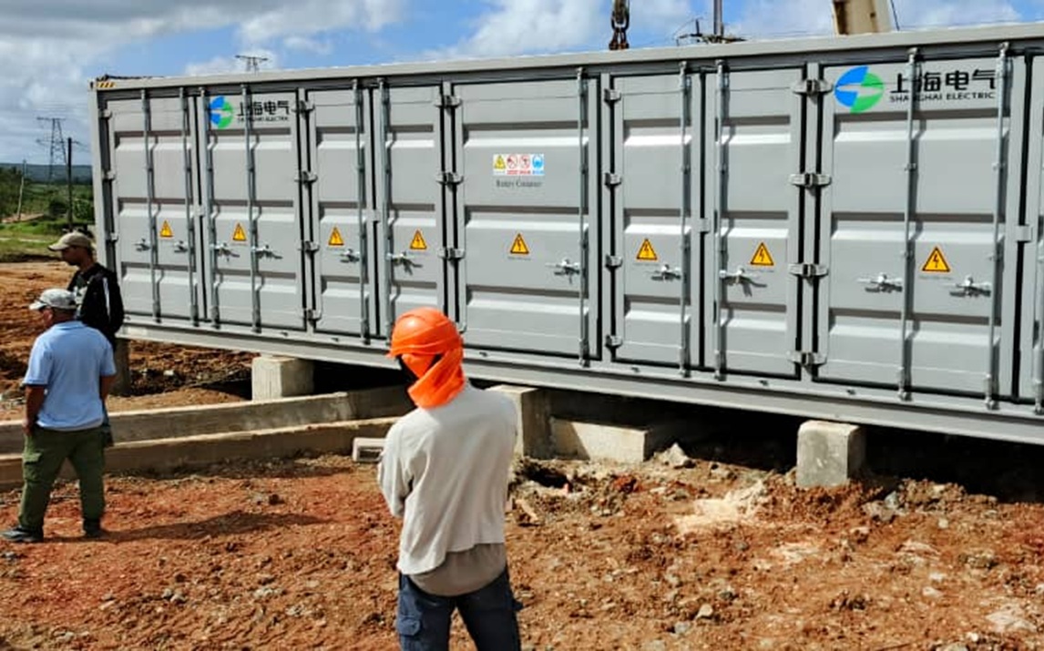Holguín begins the installation of batteries to back up the solar panels