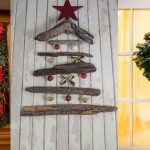 How to decorate a Christmas door? 10 inspiration ideas