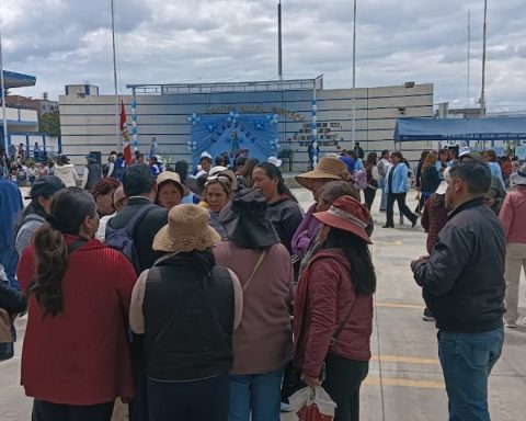 Huancayo: Mothers protest against classroom draw at IE Santa María Reyna