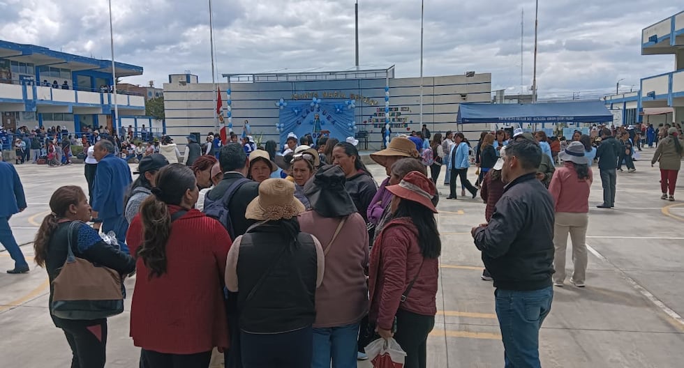Huancayo: Mothers protest against classroom draw at IE Santa María Reyna
