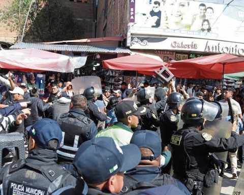 Huancayo: With anger and pushing, merchants take over Jirón Cajamarca and the fair is relocated (Video)