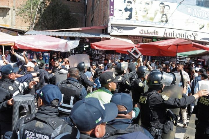 Huancayo: With anger and pushing, merchants take over Jirón Cajamarca and the fair is relocated (Video)