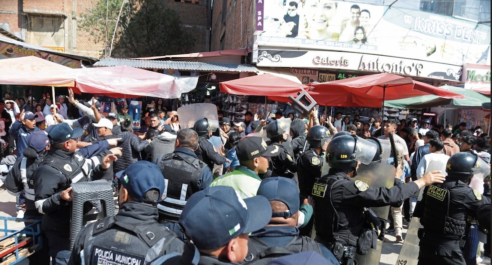 Huancayo: With anger and pushing, merchants take over Jirón Cajamarca and the fair is relocated (Video)