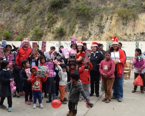Huánuco journalists share joy with Huiyan schoolchildren