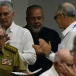Raúl Castro rodeado de sus súbditos