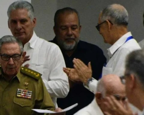 Raúl Castro rodeado de sus súbditos